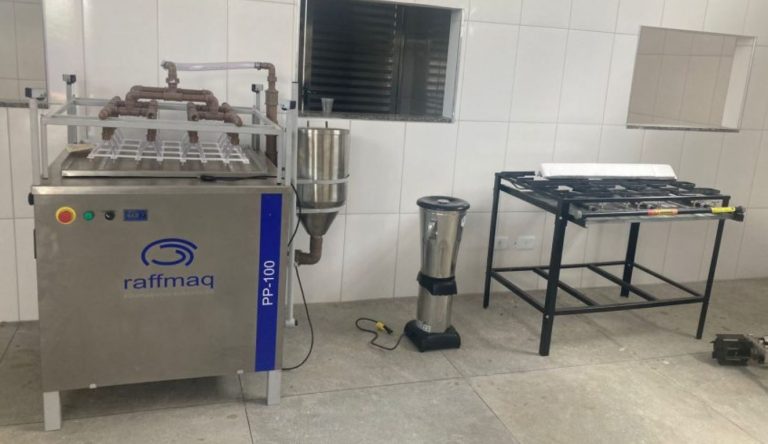 Foto mostra alguns dos equipamentos da novo agroindústria de mandioca instalada em Caculé