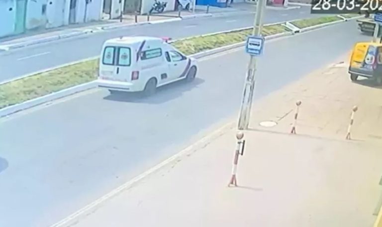 Foto mostra a ambulância envolvida no acidente