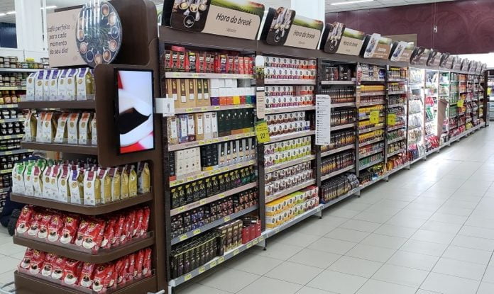 Imagem mostra gôndola de supermercado reservada para exposição de diversos tipos de cafés