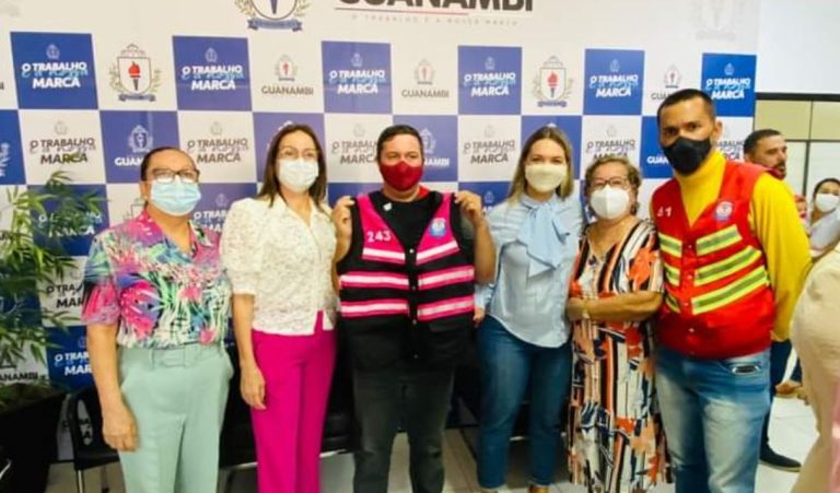 Secretarias municipais, vereadores e representantes da categoria apresentando o colete feminino