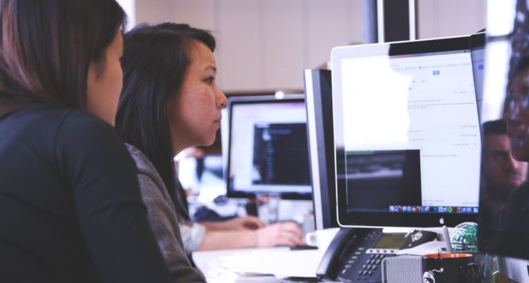 Pronatec - Imagem mostra duas mulheres em frente a um computador