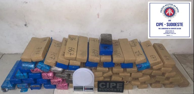 Barras de maconha empilhadas, uma balança de precisão e um distintivo da Cipe Sudoeste