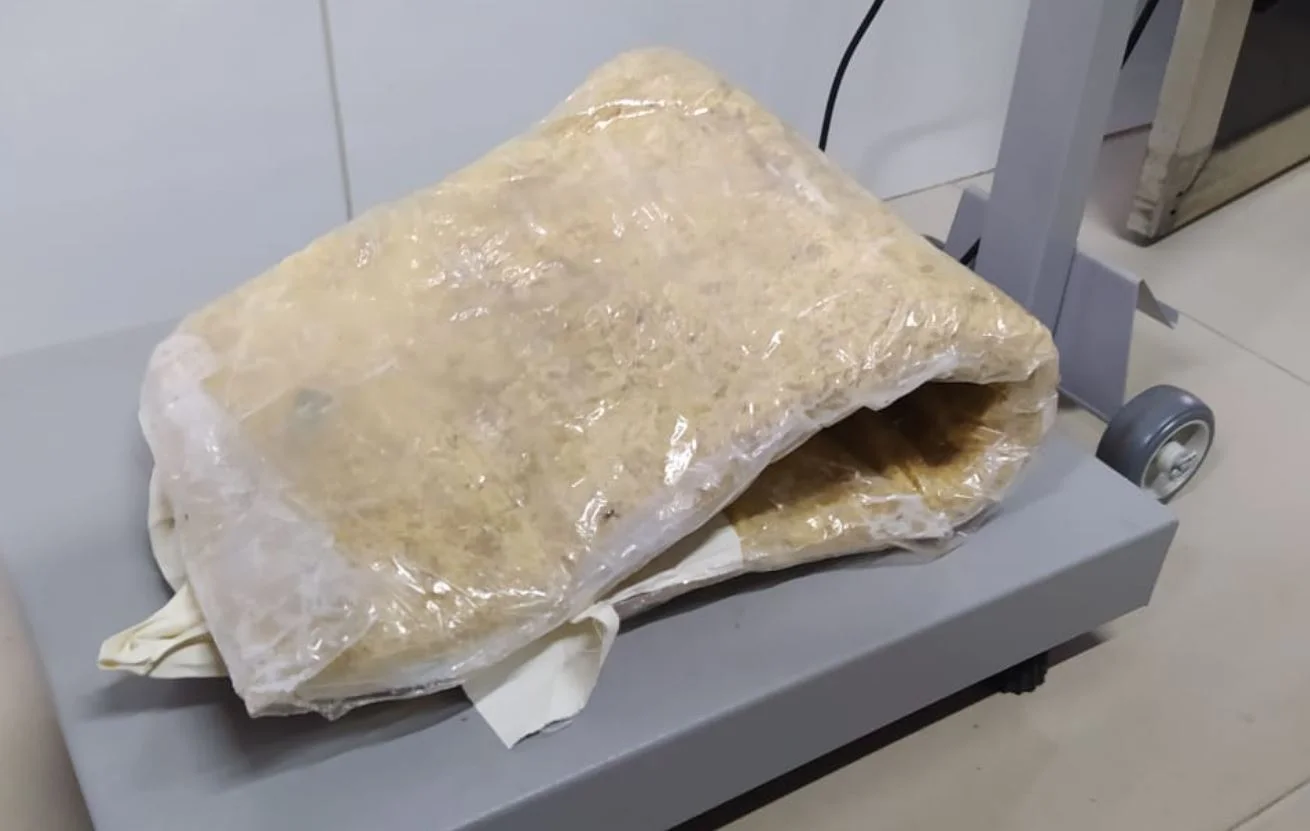 Mulher foi presa em Barreiras transportando cinco quilos de cocaína amarrados ao corpo