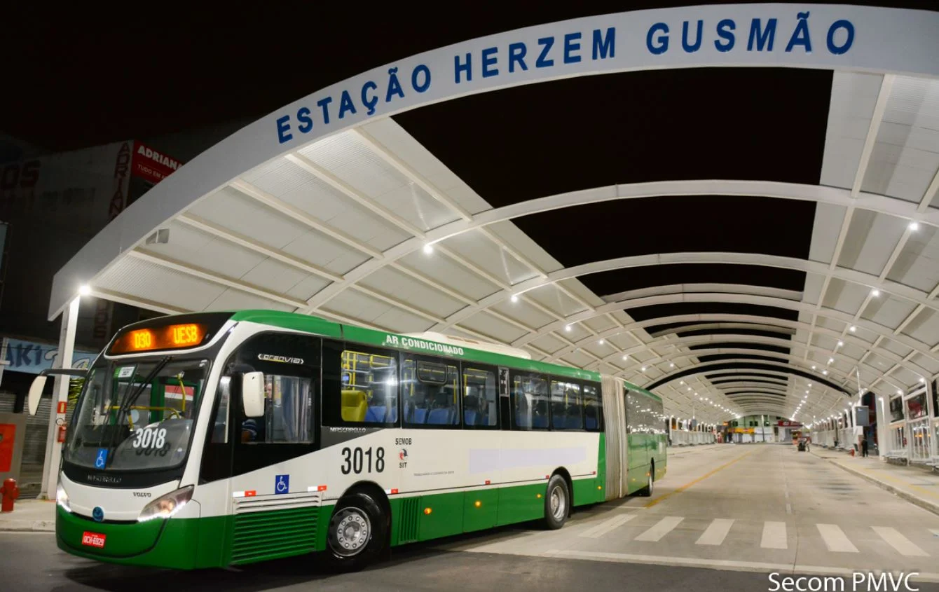 Imagem mostra ônibus articulado sando do terminal rodoviário urbano de vitória da Conquista