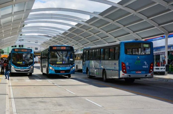 Foto mostra ônibus circulando pelo terminal rodoviária de Vitória da Conquista