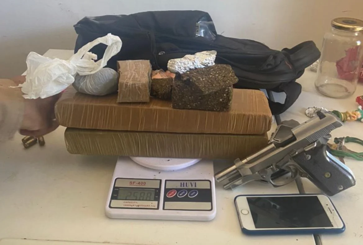 Polícia encontra arma e quase três quilos de maconha em Guanambi, suspeitos foram presos