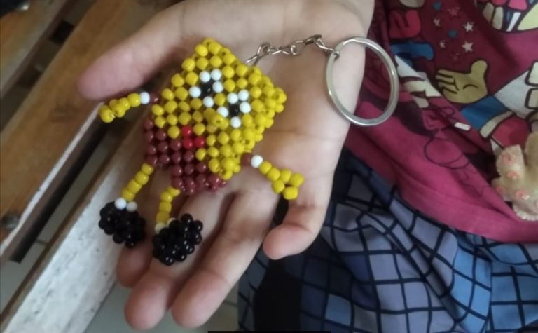 Imagem mostra um chaveiro com materiais reciclados produzido em um dos projetos classificados