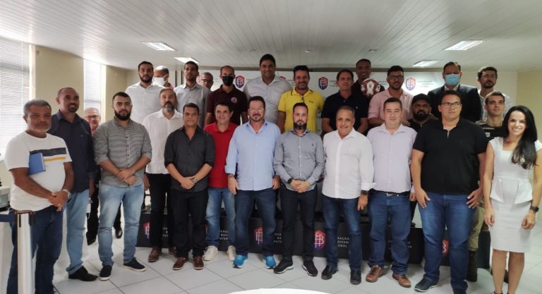 Foto mostra representantes do times e da diretoria da FBF