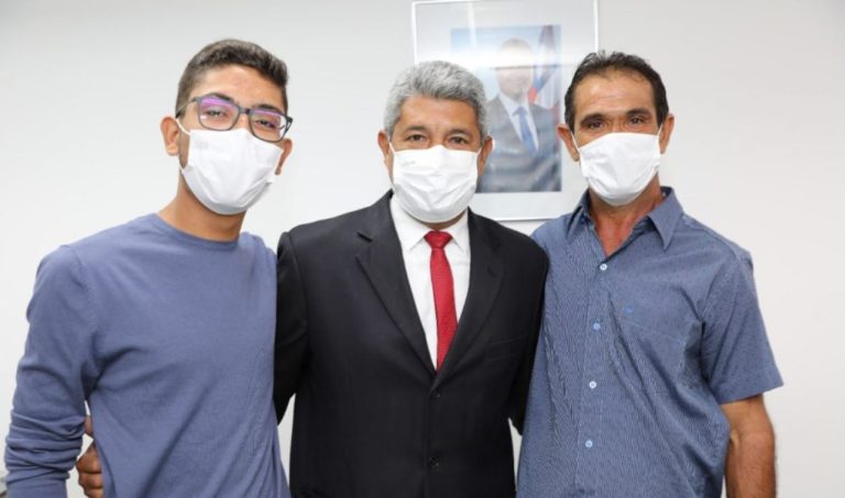 Estudante de Caculé e pai agricultor que viralizaram em vídeo foram recebidos pelo secretário de Educação da Bahia