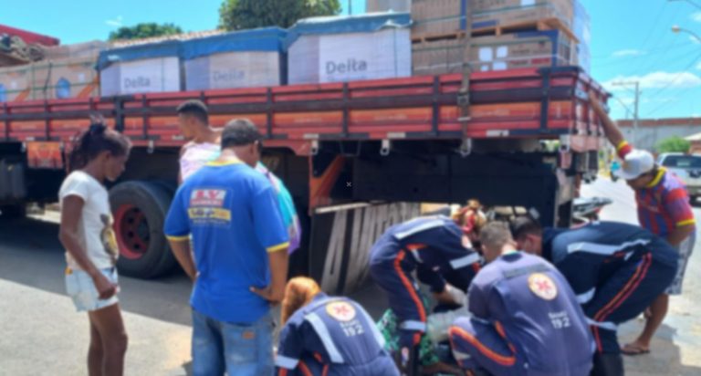 Foto desfocada mostra momento do atendimento à vítima do acidente