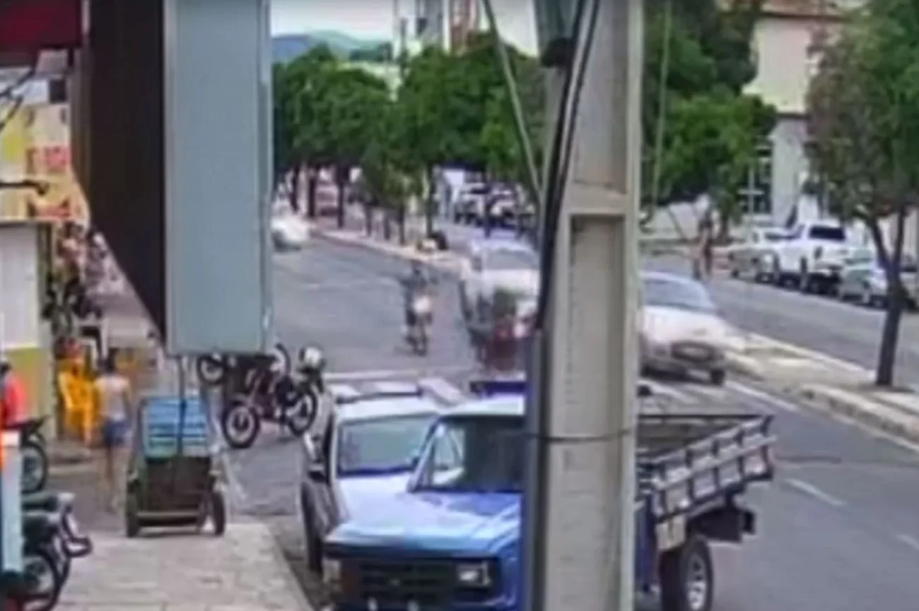 Adolescente foi atropelada por motociclista enquanto atravessava avenida na faixa de pedestres em Guanambi