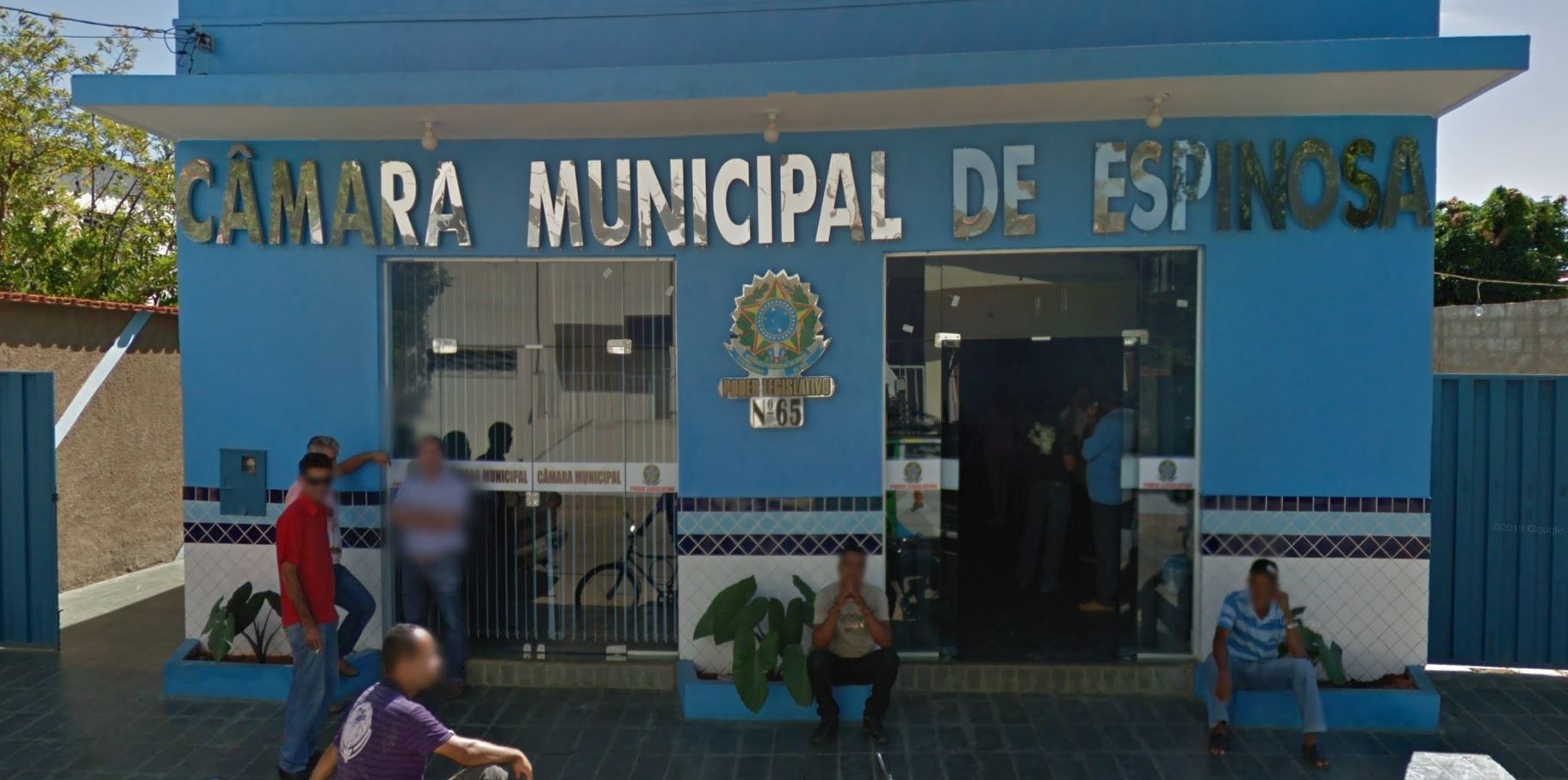 Foto mostra fachada da Câmara de Vereadores de Espinosa