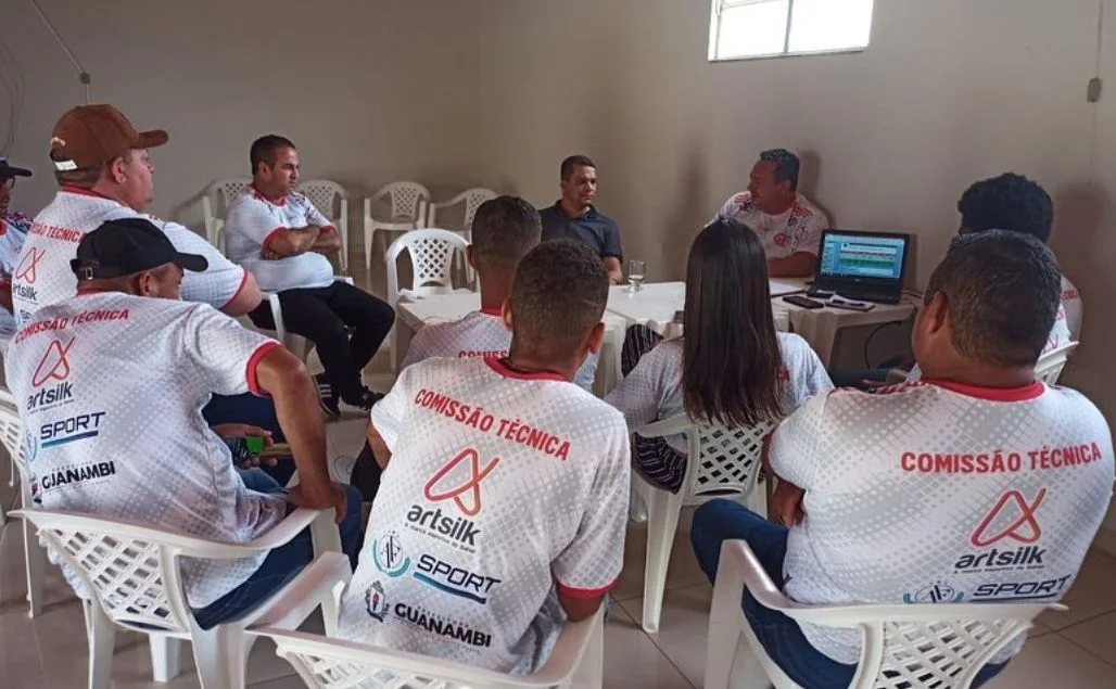 Foto mostra reunião da comissão técnica do Flamengo de Guanambi