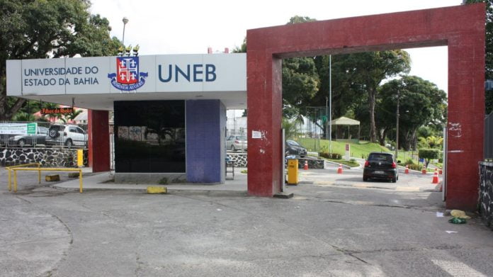 Foto mostra entrada da Uneb em Salvador - Concurso da Uneb