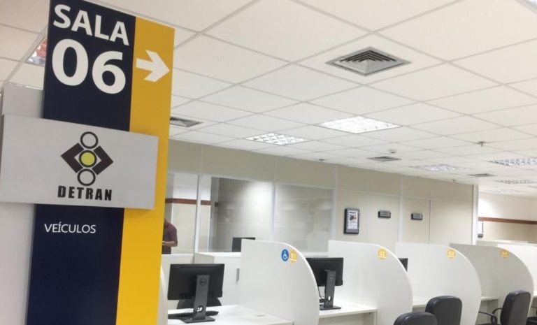 Foto mostra guichê de atendimento do Detran