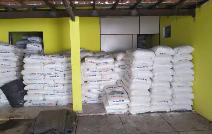 Foto mostra parte da carga de farinha de trigo em um depósito em Carinhanha