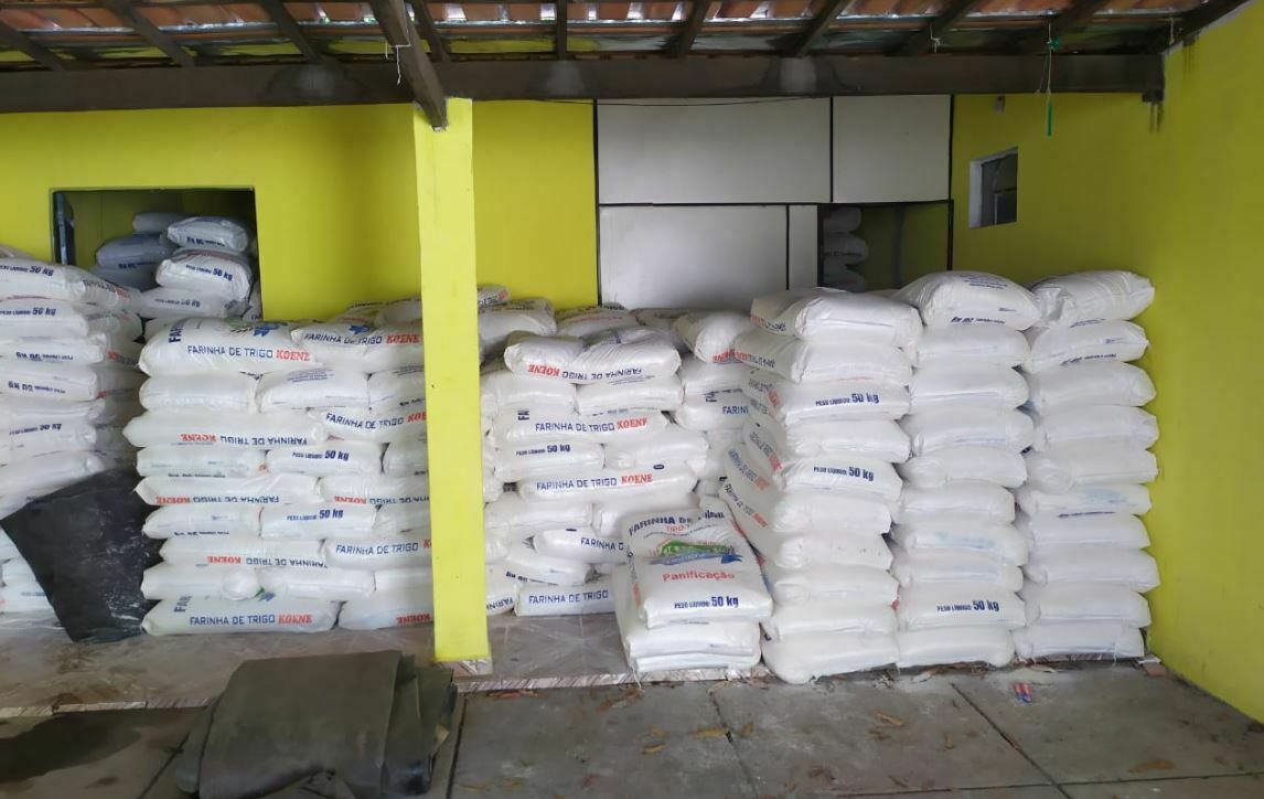 Foto mostra parte da carga de farinha de trigo em um depósito em Carinhanha
