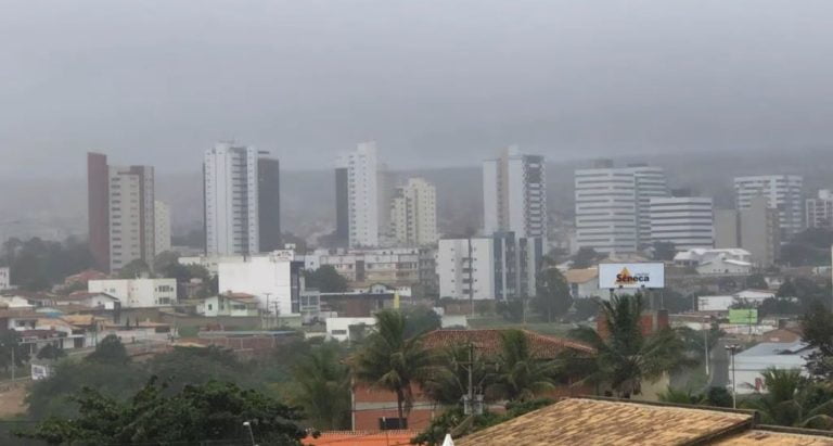 Foto mostra vista parcial de Vitória da Conquista em dia de frio e neblina