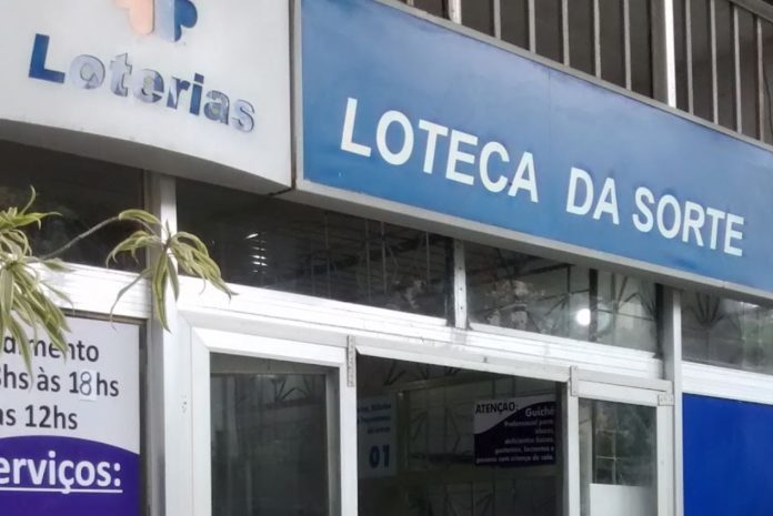 Foto mostra fachada da lotérica em Salvador onde um apostador acertou cinco dezenas da mega-sena deste neste sábado