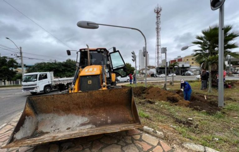 Foto mostra máquina atuando em obra na Avenida Olívia Flores