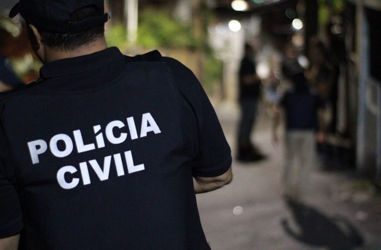 Foto mostra policial civil de costas