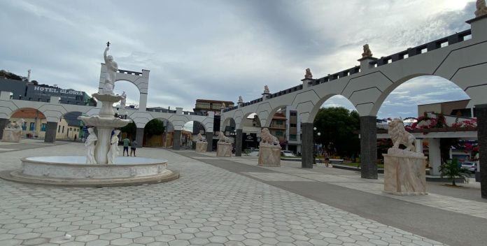 Foto mostra praça na área central de Bom Jesus da Lapa - pessoa mais idosa do mundo