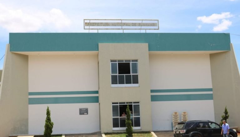 Foto mostra a fachada da Prefeitura de Guanambi