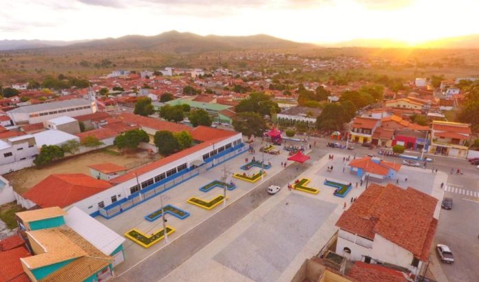 Foto mostra um pôr-do-sol em Macarani - Processo Seletivo da Prefeitura de Macarani