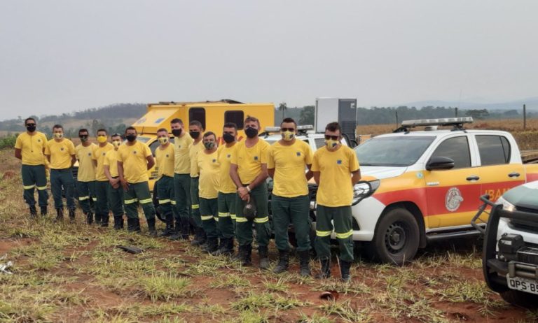 Foto mostra uma brigada do Prevfogo em frente às viaturas - Processo seletivo do Ibama Prevfogo