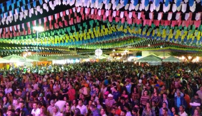 Foto mostra público de uma festa de São João na Bahia
