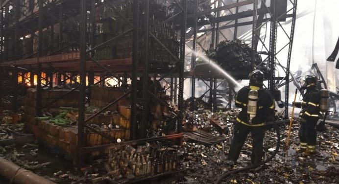 Bombeiros seguem combatendo focos de incêndio no Atacadão de Vitória da Conquista no quinto dia de trabalhos