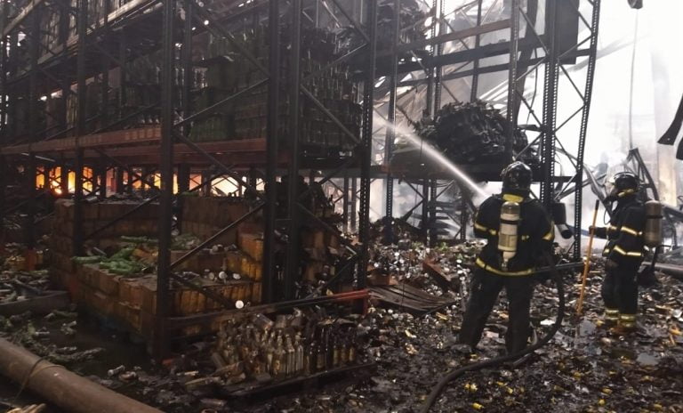 Bombeiros seguem combatendo focos de incêndio no Atacadão de Vitória da Conquista no quinto dia de trabalhos