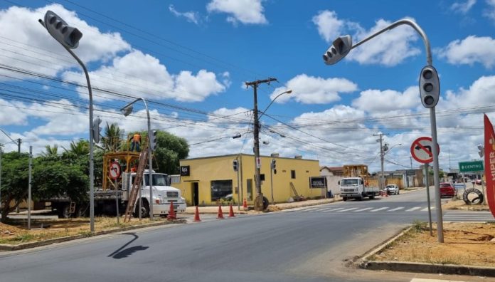 Foto mostra conjunto de semáforos instalado em avenida