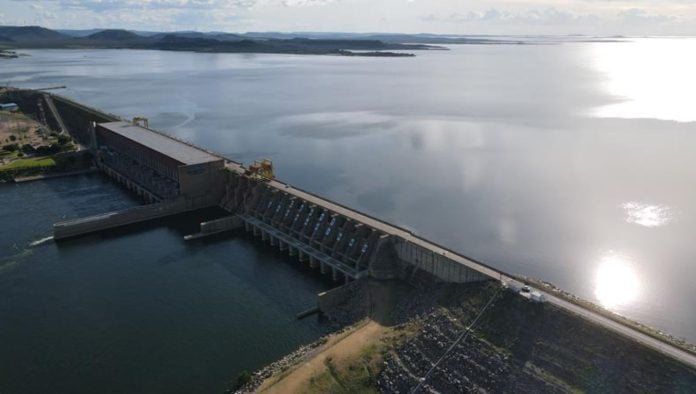 Foto mostra barragem do reservatório de Sobradinho com 100% da capacidade
