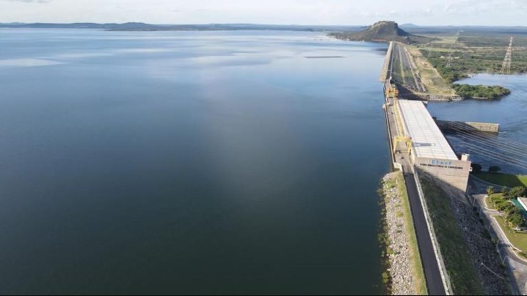 Foto mostra barragem do reservatório de Sobradinho com 100% da capacidade em Abril de 2022