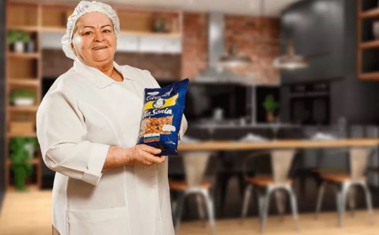 Foto mostra empresária segurando um dos produtos de sua empresa