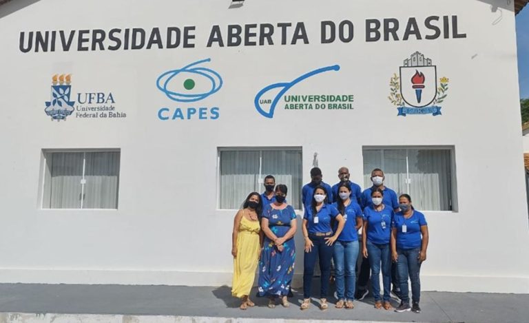 Foto mostra equipe da UAB/Guanambi em frente ao prédio onde funciona o polo