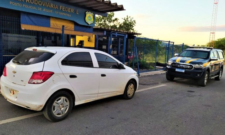 Foto mostra veículo recuperado e viatura estacionados em frente ao posto da PRF de Jequié