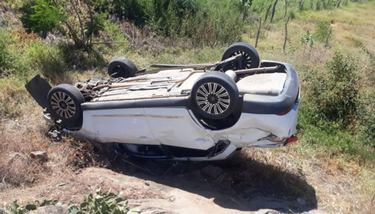 Foto mostro veículo após capotamento com as rodas para cima