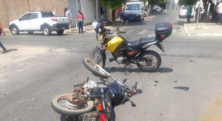 Foto mostra motocicleta caída após o acidente no cruzamento