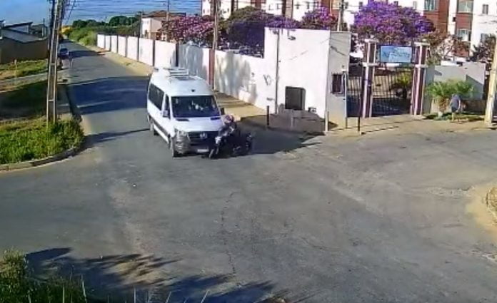 Captura de imagem do vídeo mostra momento da entre uma van e uma motocicleta