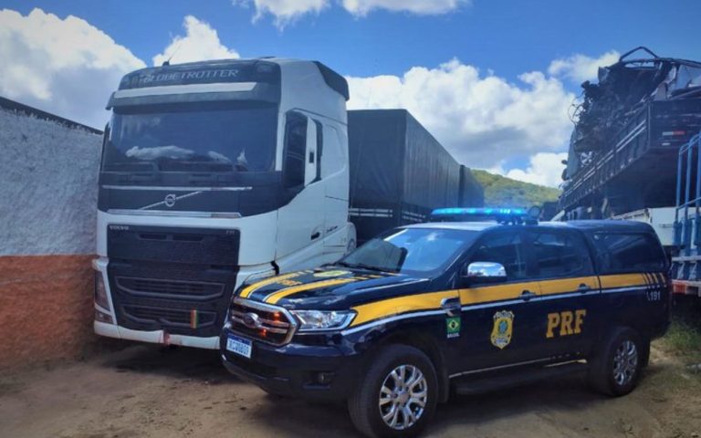 Foto mostra carreta apreendida ao lado de uma viatura da PRF