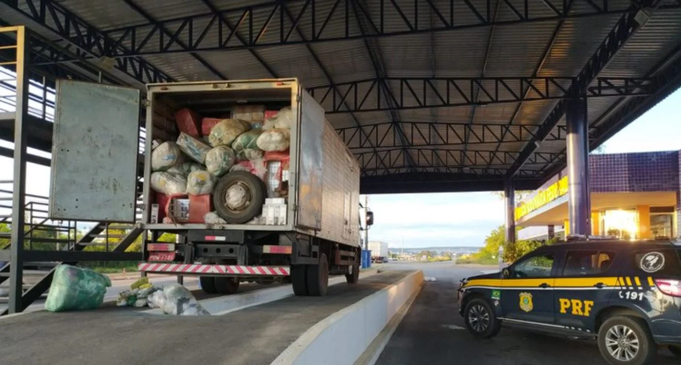 Foto mostra carga ilegal dentro do baú do caminhão no posto da PRF