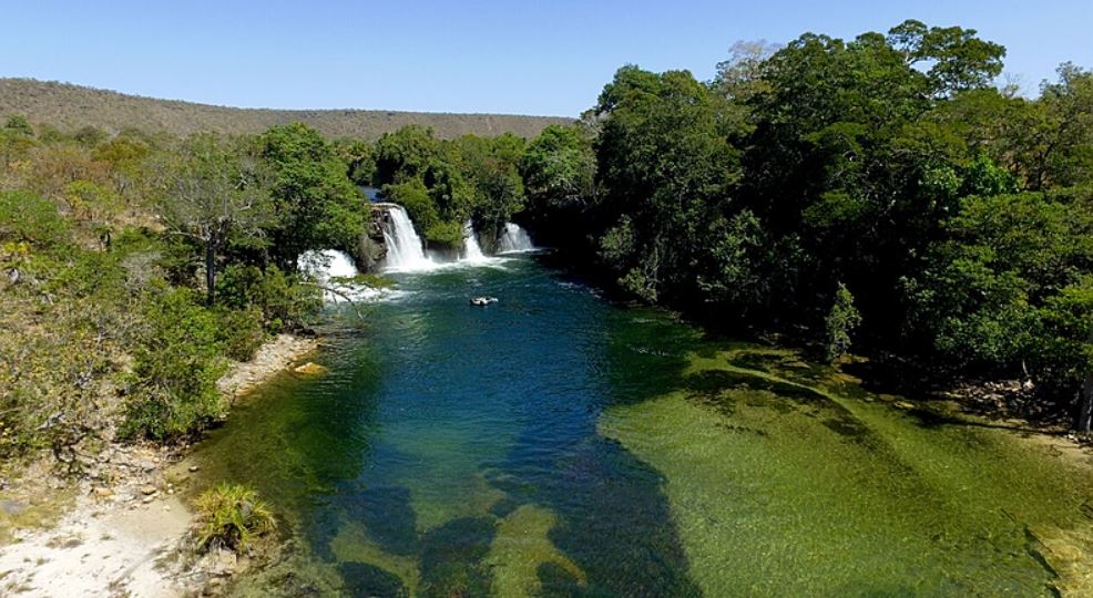 Foto mostra uma cachoeira em área de conservação