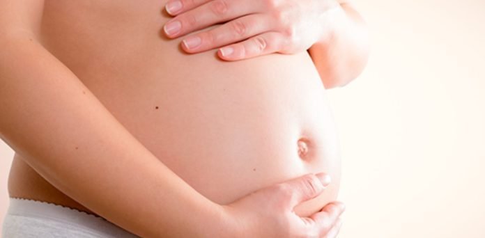 Foto mostra a barriga de uma mulher grávida