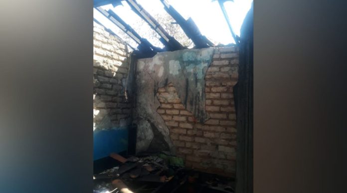 Foto mostra casa destruída