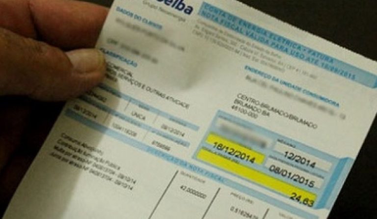 Foto mostra uma conta de energia elétrica da Coelba