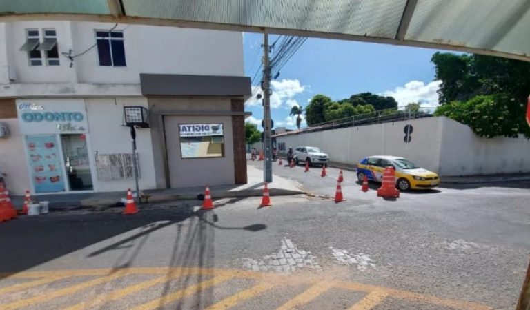 Foto mostra início das intervenções no cruzamento das ruas Joana Angélica e Sátiro Dias