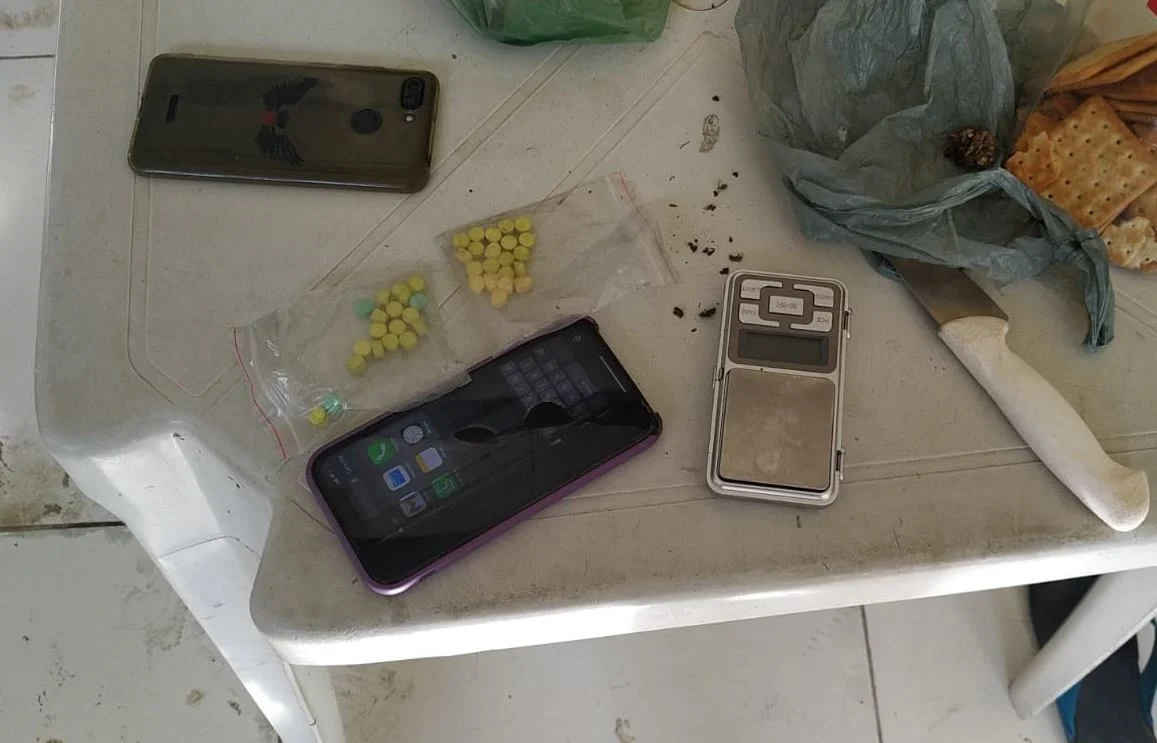 Foto mostra celulares, faca, drogas e balança apreendidos