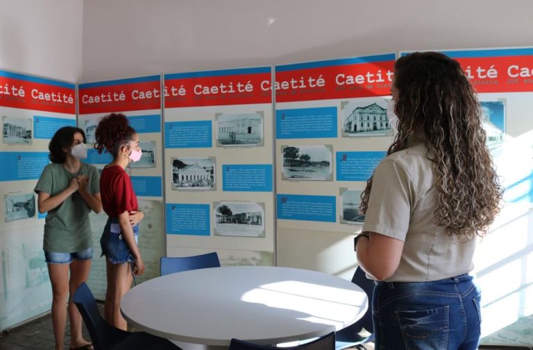 Foto mostra estudantes em visita ao espaço INB